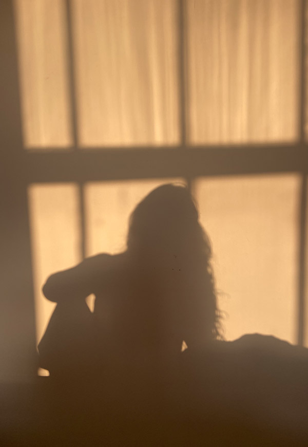 gesto personale di applicare un profumo di nicchia, esperienza sensoriale privata