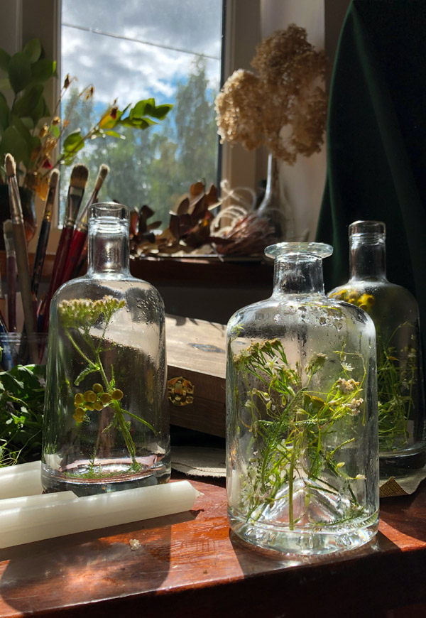 il profumo come gesto intimo e silenzioso, simbolo di presenza discreta