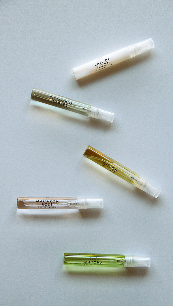 prova di campioncini di profumi di nicchia in boutique di profumeria artistica